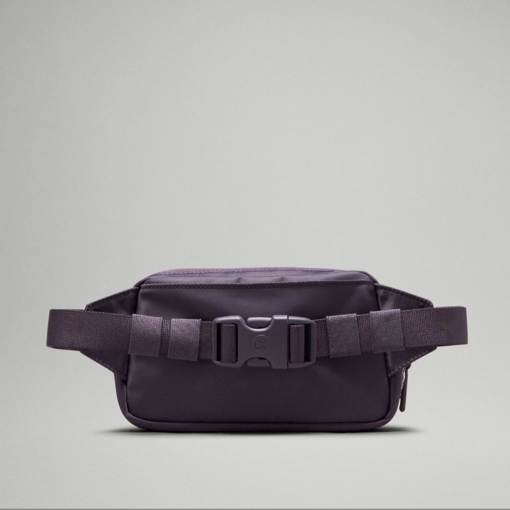 🆕 Lululemon Team Canada Future Legacy Mini Belt Bag - Atmospheric Purple - Picture 2 of 8